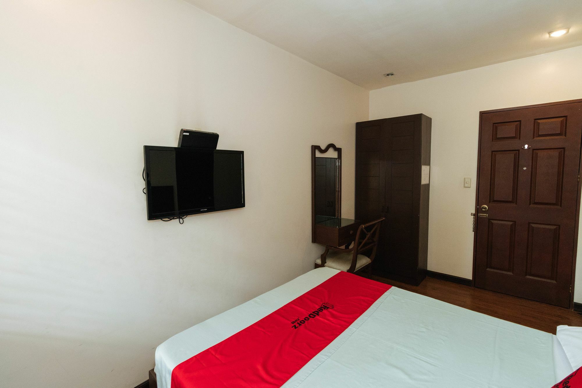 Reddoorz San Antonio Makati Hotel Манила Екстериор снимка